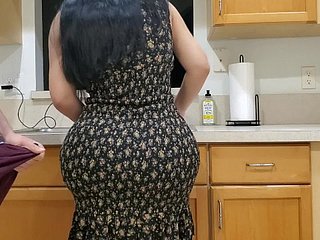 Big Ass stepmom fucks jej Pasierb w kuchni po obejrzeniu jego Big Faux pas