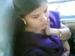 泰卢固语的女孩在公交车