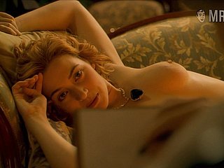 Memukau dan eye catching aktris Kate Winslet dalam beberapa adegan ranjang
