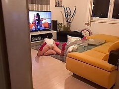 A irmãzinha excitada pegou assistindo pornô e pegou na boca
