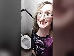 Kirmess Assignment Op Tgirl Lisa fait deject pisse joue dans les toilettes de pub portant un pantalon en cuir rouge