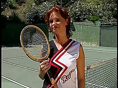 Seksowna dziwka na boisku tenisowym uwielbia wypełnić jej dupek wielkim kutasem
