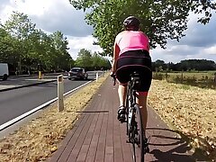 Garota na bicicleta