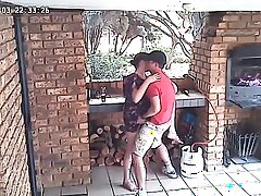 Spycam: CC TV Self Catering Accomporat Clasp baise sur le porche de dampen réserve naturelle