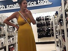 Jasmine hamil berusia 26 tahun yang menunjukkan payudara besar