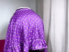 Dojrzała Imbue w krótkiej liliowej spódnicy, pokazując swoje aktywa