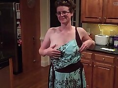 Georgia MILF Jessica se déshabille dans frigid cuisine