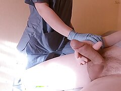 Hemşire, sıcak handjob ile hastasının daha iyi hissetmesine yardımcı olur