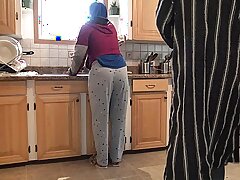 Marokkanische Frau bekommt Creampie Doggystyle Quickie in der Küche