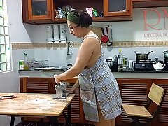 Ravioli Zeit! Nacktes Kochen. Regina Noir, ein Nudist -Koch im Nudist Caravanserai Resort. Starkers Maid. Nackte Hausfrau. Teaser