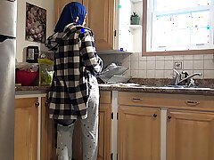 Syrische huisvrouw wordt way to de Duitse echtgenoot to de keuken crème