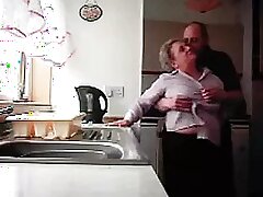Abuela y abuelo follando en benumbed cocina