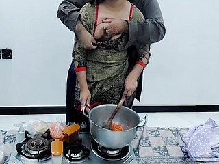 Pakistaanse dorpsvrouw geneukt with regard to de keuken tijdens het koken met heldere Hindi -audio