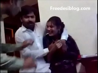 Pakistanais desi fille et garçon apprécient dans freeze salle de l'auberge