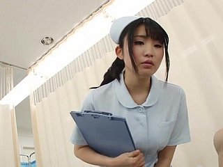 Японская медсестра снимает трусики и едет счастливчика пациента