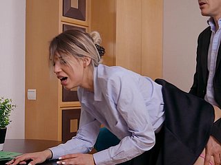 Elena Vedem si diverte durante il sesso fro stile Doggy fro ufficio