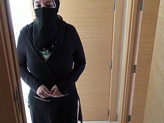 British billingsgate mengongkek pembantu Mesirnya yang matang di Hijab