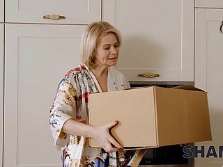 Mature Russian cougar fucked wits younger delivery scrounger - Ensnarl 4K