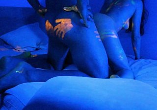 Hot Babe reçoit une incroyable peinture UV sur sprog ensemble nu Joyeux Halloween
