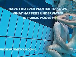 Echte koppels hebben echte onderwaterseks upon openbare zwembaden, gefilmd met een onderwatercamera