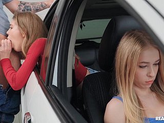 Russische Schlampe wird hinter dem Rücken ihrer Freundin there einem Motor gefickt.