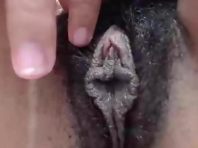 Sebuah Exotic Berbulu Hitam Outfall Pussy