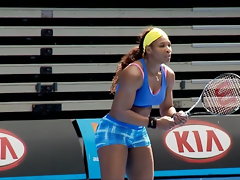 Serena Williams entrenando pl Hotpants