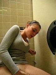 Perempuan kejutan semasa advance creep dalam tandas !!!