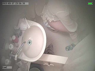 فتاة صينية في اليابان التواليت مرارا والاستحمام Eavesdrop CAM
