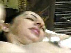 Sinful árabe Obtém seu bichano raspado fodido por um grande galo - Porn Clumsy