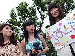 Tiga remaja Jepang mengisap penis berbulu di dalam mobil